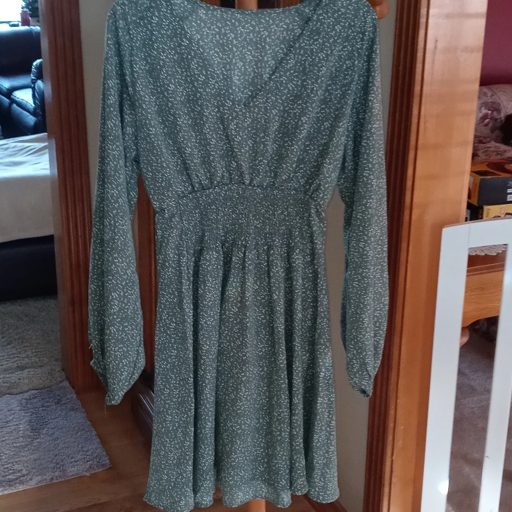 Adorable Green/White Balloon Sleeve Smocked waist Mini dress Size S - Picture 4 of 8